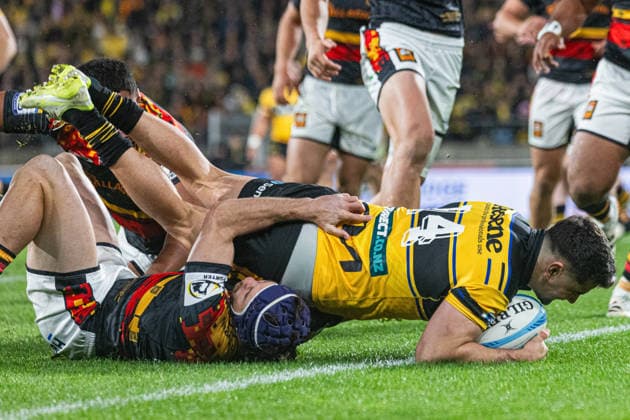 June 20, 2026, Wellington, Wellington City, New Zealand: Super Rugby Pacific 2026 Final: Hurricanes v Chiefs: June 20th, 2026, Wellington, Wellington City, New Zealand: Hurricanes player Josh Moorby (right 14) dives over to score a try during the Super Rugby Pacific Final 2026 fixture between the Hurricanes and the Chiefs at the Hnry Stadium in Wellington. Wellington New Zealand - ZUMAf189 20260620_zsp_f189_014 Copyright: xJamesxFoyx