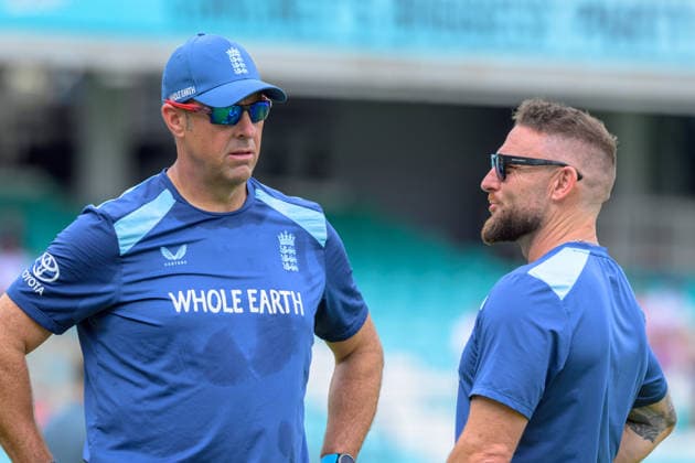 LONDON, ENGLAND JUNE 20 - Batting coach of England Marcus Trescothick talking with Head Coach of England Brandon McCullum during pre game warm up before Day Four of the 2nd Rothesay Test Match game between England and New Zealand at Kia Oval on June 20, 2026 in London , England . (Photo by Keeran Marquis Sports Press Photo)  Copyright: xKeeranxMarquis SPPx Sportspressphoto_SPR171331
