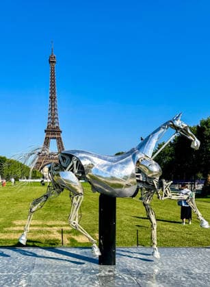 Zeus, le cheval métallique de la cérémonie d ouverture des Jeux Olympiques Paris 2024, lors de la 12ème édition Longines Paris Eiffel Jumping au pied de la Tour Eiffel sur le Champ-de-Mars à Paris, France, le 20 juin 2026. Valérian Wagner Bestimage Zeus, the metallic horse of the opening ceremony of the Paris 2024 Olympic Games, Olympische Spiele, Olympia, OS during the 12th edition of the Longines Paris Eiffel Jumping at the foot of the Eiffel Tower on the Champ-de-Mars in Paris, France, on June 20, 2026. Paris France  Copyright: xValÃ rianxWagner BestimagexValÃ rianxWagner Bestimagex