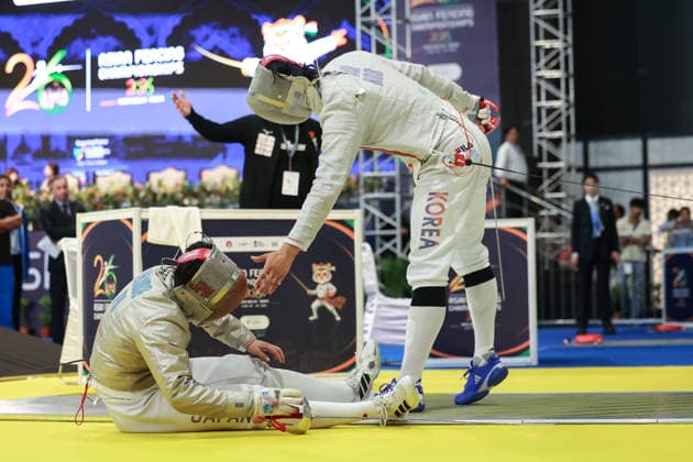 June 19, 2026, New Delhi, Delhi, India: Mao Kokubo of Japan got injured during Oh Sanguk of South Korea vs. Mao Kokubo of Japan, Asian Senior Fencing Championships 2026 (Men s Sabre) at Bharat Mandapam Convention Centre, New Delhi, India on 19th June 2026. Fencing 2026: Asian Senior Fencing Championships 2026  - ZUMAd207 20260619_zsp_d207_328 Copyright: xAvijitxDasx