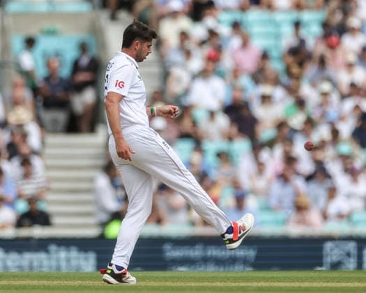 2nd Rothesay Test Match Day 4 England v New Zealand Josh Tongue of England stops the ball with his foot during the 2nd Rothesay Test Match Day 4 match England vs New Zealand at The Kia Oval, London, United Kingdom on 20 June 2026 (Photo by Mark Cosgrove News Images) London The Kia Oval London United Kingdom Copyright: xMarkxCosgrove NewsxImagesx