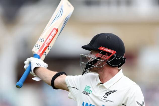 Henry Nicholls of New Zealand raises his bat as he leaves the field having been dismissed for 121 runs England v New Zealand, Second Test, Day Four, Rothesay Test Match Series, Cricket, The Kia Oval, London, UK - 20 Jun 2026London Kia Oval United Kingdom EDITORIAL USE ONLY No use with unauthorised audio, video, data, fixture lists, club league logos or live services. Online in-match use limited to 120 images, no video emulation. No use in betting, games or single club league player publications.  Copyright: xKieranxMcManus Shutterstockx 16928966l