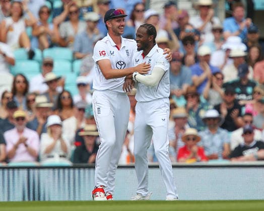 LONDON, ENGLAND - JUNE 20: WICKET 261-4. Wicket taker Jofra Archer (L) celebrates with Josh Tongue (R) after Henry Nicholls of New Zealand is out caught behind for 121 runs during day 4 of the 2nd Rothesay Test Match between England and New Zealand at The Kia Oval on June 20, 2026 in London, England.  Copyright: xJayxPatel SPPx Sportspressphoto_SPR171349