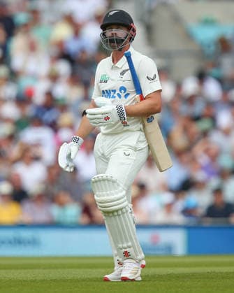 LONDON, ENGLAND - JUNE 20: WICKET 261-4. Henry Nicholls of New Zealand walks back to the pavilion after out caught behind for 121 runs during day 4 of the 2nd Rothesay Test Match between England and New Zealand at The Kia Oval on June 20, 2026 in London, England.  Copyright: xJayxPatel SPPx Sportspressphoto_SPR171352