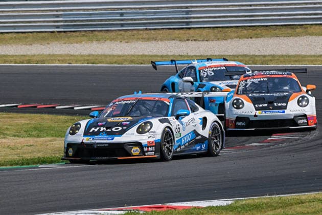 Porsche Sixt Carrera Cup Deutschland, Dekra Lausitzring 2026 20.06.2026 ab 9.00 Uhr Schipkau OT Klettwitz, Dekra Lausitzring Im Foto: 65 Sam Jongejan (NL) Team75 Bernhard, 27 Matheus Ferreira (BR) Team GP Elite,95 Joseph Warhurst (UK) Target Porsche Sixt Carrera Cup Deutschland, Dekra Lausitzring 2026 Schipkau OT Klettwitz Brandenburg Deutschland *** Porsche Sixt Carrera Cup Germany, Dekra Lausitzring 2026, June 20, 2026, starting at 9 Copyright: xEHLxMedia MichelxKöhlerx 20262006-Porsche Carrera Cup 1 Rennen- Dekra-Lausitzring_030