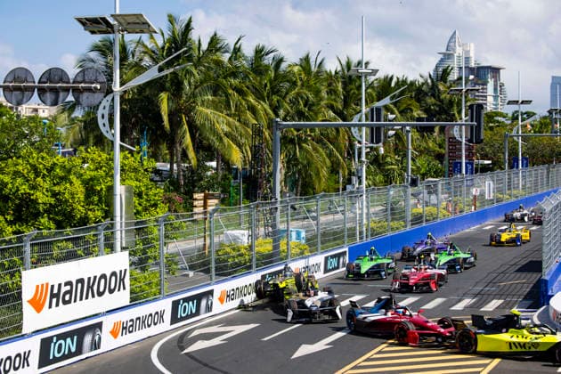 2026 FORMULA E SANYA ePRIX crash 33 TICKTUM Dan (gbr), Cupra Kiro, Porsche 99X Electric WCG3, 09 EVANS Mitch (nzl), Jaguar TCS Racing, Jaguar I-Type 7, action during the 2026 Sanya ePrix, 11th round of the 2025-26 ABB FIA Formula E World Championship, WM, Weltmeisterschaft on the Sanya Street Circuit from June 18 to 20, 2026 in Sanya, China - SanyaChina  Copyright: xJULIENxDELFOSSEx