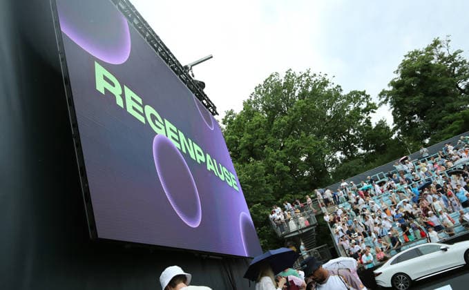 Regenpause zwischen Aryna Sabalenka (BLR) vs Jessica Pegula (USA) VANDA Pharmaceuticals Berlin Tennis Open Damen 20.06.2026 *** Rain delay during Aryna Sabalenka (BLR) vs. Jessica Pegula (USA) at the VANDA Pharmaceuticals Berlin Tennis Open Womens Tournament on June 20, 2026,detected_source_language