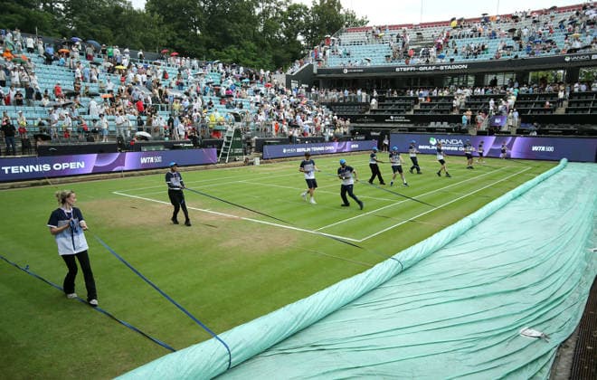 Regenpause zwischen Aryna Sabalenka (BLR) vs Jessica Pegula (USA), eine Plane wird über den Platz gezogen Abdeckung VANDA Pharmaceuticals Berlin Tennis Open Damen 20.06.2026 *** Rain delay during the match between Aryna Sabalenka (BLR) and Jessica Pegula (USA); a tarp is being pulled over the court. Coverage