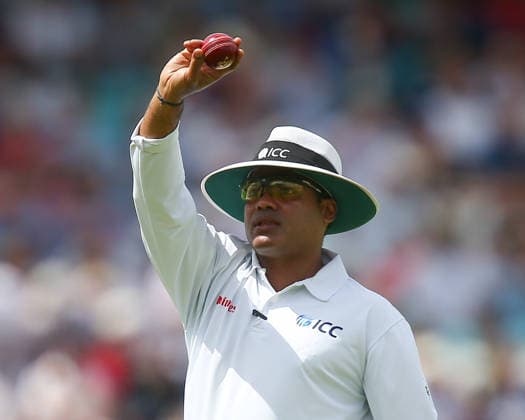 LONDON, ENGLAND - JUNE 20: Nitin Menon signals that England have taken the second new ball of the innings during day 4 of the 2nd Rothesay Test Match between England and New Zealand at The Kia Oval on June 20, 2026 in London, England.  Copyright: xJayxPatel SPPx Sportspressphoto_SPR171425
