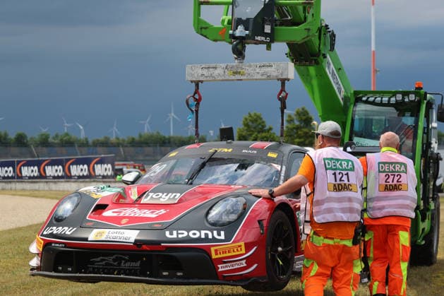 Bastian Buus (DK Land-Motorsport, 29), Porsche 911 GT3 R Evo, lands in the gravel bed, is dragged off the track, DTM (German Touring Car Championship) - Round 3 - Race 1, DEKRA Lausitzring on 20.06.2026. Brandenburg Deutschland Copyright: xO.Frankex