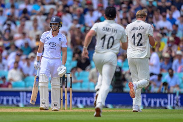 LONDON, ENGLAND JUNE 20 - Jacob Bethell of England looks dejected after being given out during Day Four of the 2nd Rothesay Test Match game between England and New Zealand at Kia Oval on June 20, 2026 in London , England . (Photo by Keeran Marquis Sports Press Photo)  Copyright: xKeeranxMarquis SPPx Sportspressphoto_SPR171497