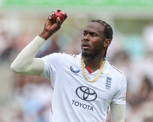 England v New Zealand - 2nd Rothesay Test Match: Day Four Jofra Archer of England receives the ball during the 2nd Rothesay Test Match Day 4 between England and New Zealand at The Kia Oval in London, United Kingdom, on June 20, 2026. London London United Kingdom  Copyright: xNewsxImagesx originalFilename:cosgrove-2ndrothe260620_npxnx.jpg