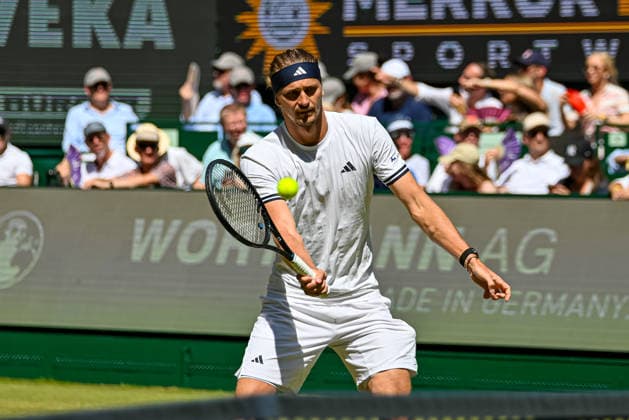 Alexander Zverev (GER) scjhleagt einen Ball am Netz TERRA WORTMANN Open 2026, Tennis, ATP, Tennis Herren Tennis Herren 500, Turnier, Hauptfeld, Halbfinale, 20.06.2026, TERRA WORTMANN Open 2026, Tennis, ATP, Tennis Herren 500, Turnier, Hauptfeld, Halbfinale, 20.06.2026 Halle *** Alexander Zverev (GER) hits a ball at the net at the TERRA WORTMANN Open 2026, Tennis, ATP, Mens 500, Tournament, Main Draw, Semifinals, June 20, 2026, TERRA WORTMANN Open 2026, Tennis, ATP, Men’s 500, Tournament, Main Draw, Semifinals, June 20, 2026, Halle,detected_source_language Copyright: xEibner-Pressefoto RobertxGertzenx EP_RGN
