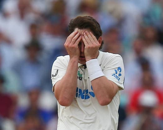 LONDON, ENGLAND - JUNE 20: Matt Henry of New Zealand reacts after Joe Root of England nearly chops the ball on to his stumps during day 4 of the 2nd Rothesay Test Match between England and New Zealand at The Kia Oval on June 20, 2026 in London, England.  Copyright: xJayxPatel SPPx Sportspressphoto_SPR171509