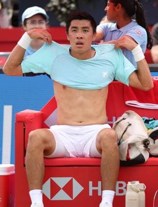 Brandon Nakashima of USA changes shirts HSBC Queen s Club Championships, Day Fifteen, Tennis, Queen s Club, West Kensington, London, UK - 20 Jun 2026London Queen s Club United Kingdom  Copyright: xEllaxLing Shutterstockx 16929307ae