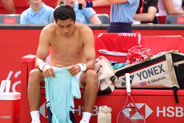 Brandon Nakashima of USA changes shirts HSBC Queen s Club Championships, Day Fifteen, Tennis, Queen s Club, West Kensington, London, UK - 20 Jun 2026London Queen s Club United Kingdom  Copyright: xEllaxLing Shutterstockx 16929307ag