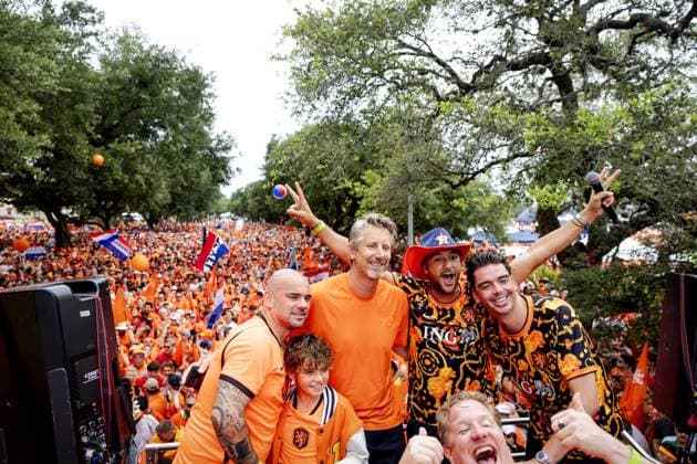 HOUSTON - Wesley Sneijder, Edwin van der Sar, and Yves Berendse stand with fans during the Orange march to Houston Stadium during Group F of the 2026 FIFA World Cup, WM, Weltmeisterschaft, Fussball ahead of the match between the Netherlands and Sweden on June 20, 2026, in Houston, United States. KOEN VAN WEEL ANP FIFA World Cup 2026 group stage 2026 xVIxANPxSportx xxANPxIVx 561512339 originalFilename: 561512339.jpg