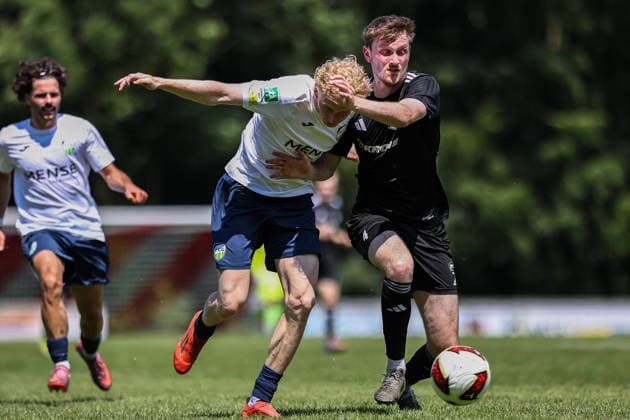 2026.06.20, xkwix, Fußball, Testspiel, SC Spelle-Venhaus - FC Gütersloh, Arena am Stuckenberg, Saison 2026 2027: Leon Dosquet (SC Spelle-Venhaus 4) im Zweikampf gegen Niklas Frese (FC Gütersloh 35) DFB regulations prohibit any use of photographs as image sequences and or quasi-video. Photo: xKamilxWilkowskixPressefotoKochx Niedersachsen Deutschland *** June 20, 2026, xkwix, soccer, friendly match, SC Spelle Venhaus vs. FC Gütersloh, Arena am Stuckenberg, 2026–2027 season