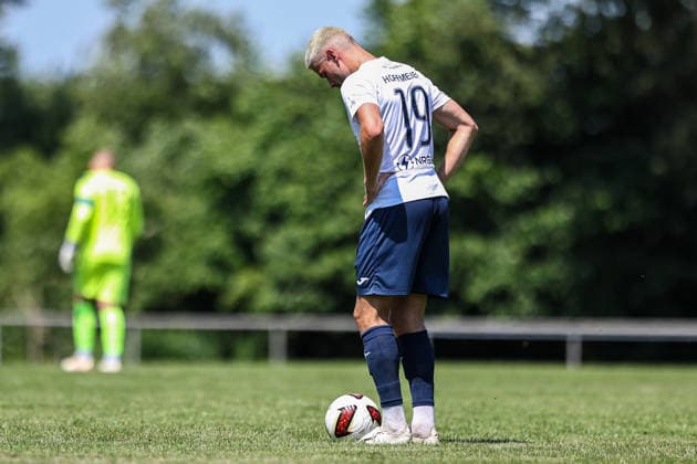2026.06.20, xkwix, Fußball, Testspiel, SC Spelle-Venhaus - FC Gütersloh, Arena am Stuckenberg, Saison 2026 2027: Kevin Hoffmeier (FC Gütersloh 19) vor dem Freistoß DFB regulations prohibit any use of photographs as image sequences and or quasi-video. Photo: xKamilxWilkowskixPressefotoKochx Niedersachsen Deutschland *** June 20, 2026, xkwix, soccer, friendly match, SC Spelle Venhaus vs. FC Gütersloh, Arena am Stuckenberg, 2026–2027 season