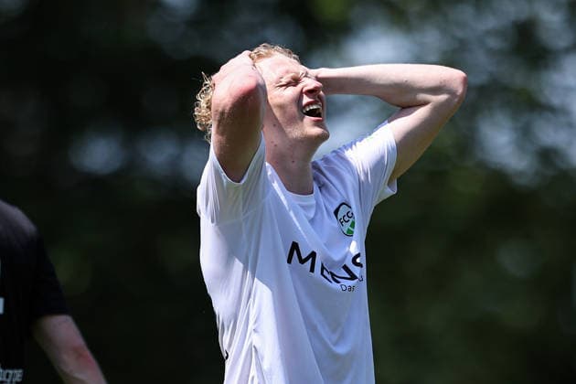 2026.06.20, xkwix, Fußball, Testspiel, SC Spelle-Venhaus - FC Gütersloh, Arena am Stuckenberg, Saison 2026 2027: Ein frustrierter Niklas Frese (FC Gütersloh 35) DFB regulations prohibit any use of photographs as image sequences and or quasi-video. Photo: xKamilxWilkowskixPressefotoKochx Niedersachsen Deutschland *** June 20, 2026, xkwix, soccer, exhibition match, SC Spelle Venhaus vs. FC Gütersloh, Arena am Stuckenberg, 2026–2027 season. A frustrated Niklas Frese. FC Gütersloh 35. DFB regulations prohibit any use of photographs as image sequences and or quasi-video. Photo