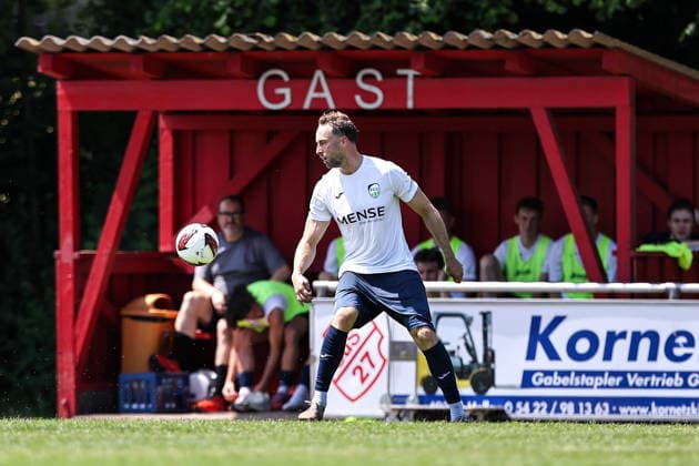2026.06.20, xkwix, Fußball, Testspiel, SC Spelle-Venhaus - FC Gütersloh, Arena am Stuckenberg, Saison 2026 2027: Fynn Arkenberg (FC Gütersloh 33) vor Auswaechselbank mit Schriftzug GAST in Rot DFB regulations prohibit any use of photographs as image sequences and or quasi-video. Photo: xKamilxWilkowskixPressefotoKochx Niedersachsen Deutschland *** June 20, 2026, xkwix, soccer, friendly match, SC Spelle Venhaus vs. FC Gütersloh, Arena am Stuckenberg, 2026–2027 season