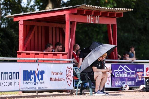 2026.06.20, xkwix, Fußball, Testspiel, SC Spelle-Venhaus - FC Gütersloh, Arena am Stuckenberg, Saison 2026 2027: Spieler in Heim Bank und Betreuer unterm Regenschirm vom SC Spelle-Venhaus DFB regulations prohibit any use of photographs as image sequences and or quasi-video. Photo: xKamilxWilkowskixPressefotoKochx Niedersachsen Deutschland *** June 20, 2026, xkwix, soccer, friendly match, SC Spelle Venhaus vs. FC Gütersloh, Arena am Stuckenberg, 2026–2027 season