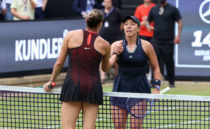 re. Jessica Pegula (USA) klatscht ab nach Sieg gegen Aryna Sabalenka (BLR) VANDA Pharmaceuticals Berlin Tennis Open Damen 20.06.2026 *** Jessica Pegula (USA) celebrates after her victory over Aryna Sabalenka (BLR) Sports VANDA Pharmaceuticals Berlin Tennis Open Womens 20 06 2026,detected_source_language