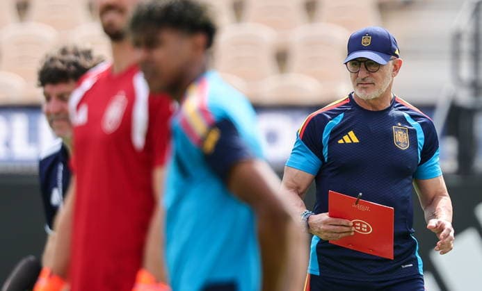 FIFA World Cup, WM, Weltmeisterschaft, Fussball 2026 - Spain training session Spain national soccer head coach Luis de la Fuente attends a training session with the team in Kennesaw, Georgia, USA, 20 June 2026. Spain will face Saudi Arabia on 21 June in a FIFA World Cup 2026 group H match. KENNESAW United States  Copyright: xRONALDxWITTEKx
