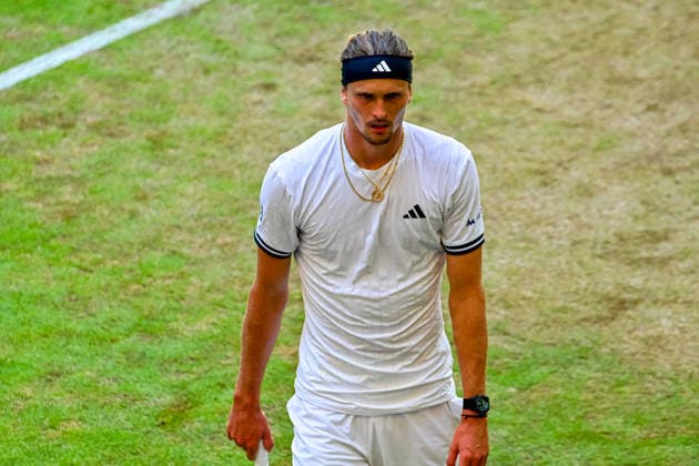 Alexander Zverev (GER) auf dem Weg in die medizinische BehandlungTERRA WORTMANN Open 2026, Tennis, ATP, Tennis Herren Tennis Herren 500, Turnier, Hauptfeld, Halbfinale, 20.06.2026, TERRA WORTMANN Open 2026, Tennis, ATP, Tennis Herren 500, Turnier, Hauptfeld, Halbfinale, 20.06.2026 Halle *** Alexander Zverev (GER) on his way to receive medical treatment TERRA WORTMANN Open 2026, Tennis, ATP, Mens 500, Tournament, Main Draw, Semifinals, June 20, 2026, TERRA WORTMANN Open 2026, Tennis, ATP, Men’s 500, Tournament, Main Draw, Semifinals, June 20, 2026, Halle,detected_source_language Copyright: xEibner-Pressefoto RobertxGertzenx EP_RGN