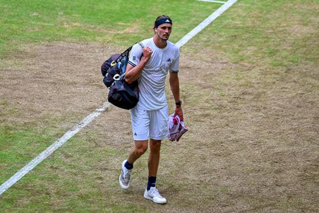 Alexander Zverev (GER) verlaesst geschwaecht den Platz zu einer medizinischen Auszeit TERRA WORTMANN Open 2026, Tennis, ATP, Tennis Herren Tennis Herren 500, Turnier, Hauptfeld, Halbfinale, 20.06.2026, TERRA WORTMANN Open 2026, Tennis, ATP, Tennis Herren 500, Turnier, Hauptfeld, Halbfinale, 20.06.2026 Halle *** Alexander Zverev (GER) leaves the court looking shaken to take a medical timeout at the TERRA WORTMANN Open 2026, Tennis, ATP, Mens 500, Tournament, Main Draw, Semifinals, June 20, 2026, TERRA WORTMANN Open 2026, Tennis, ATP, Men’s 500, Tournament, Main Draw, Semifinals, June 20, 2026, Indoor,detected_source_language Copyright: xEibner-Pressefoto RobertxGertzenx EP_RGN