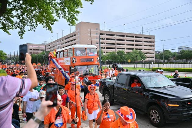 FIFA World Cup, WM, Weltmeisterschaft, Fussball 2026 - Group F - Netherlands vs Sweden Netherlands supporters make their way to the stadium for the FIFA World Cup 2026 group stage match Netherlands against Sweden, in Houston, USA, 20 June 2026. HOUSTON United States  Copyright: xSAMxWASSONx