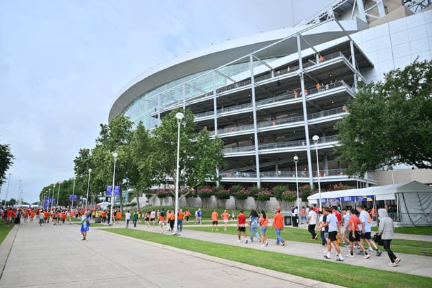 FIFA World Cup, WM, Weltmeisterschaft, Fussball 2026 - Group F - Netherlands vs Sweden Netherlands supporters make their way to the stadium for the FIFA World Cup 2026 group stage match Netherlands against Sweden, in Houston, USA, 20 June 2026. HOUSTON United States  Copyright: xSAMxWASSONx
