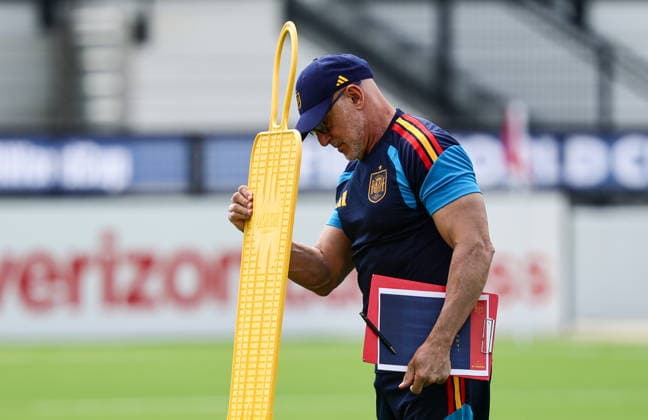 FIFA World Cup, WM, Weltmeisterschaft, Fussball 2026 - Spain training session Spain national soccer head coach Luis de la Fuente attends a training session with the team in Kennesaw, Georgia, USA, 20 June 2026. Spain will face Saudi Arabia on 21 June in a FIFA World Cup 2026 group H match. KENNESAW United States  Copyright: xRONALDxWITTEKx