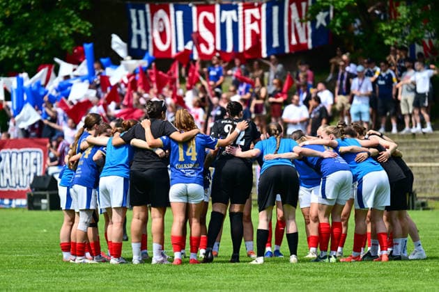 20.06.2026, Fußball, Frauen, Regionalliga, Relagation zur 2. Bundesliga, Saison 2025 2026, Holstein Kiel - 1. FC Köln, Holstein Women Kreis der Einheit vorm Holstein Fanblock Kiel Waldwiese, VfB Kiel Platz Schleswig-Holstein Deutschland *** June 20, 2026, Soccer, Womens, Regional League, Promotion Relegation to the 2. Bundesliga, 2025–2026 Season, Holstein Kiel vs. 1. FC Köln, Holstein Womens Kreis der Einheit in front of the Holstein fan section at Kiel Waldwiese, VfB Kiel Stadium, Schleswig-Holstein, Germany,detected_source_language
