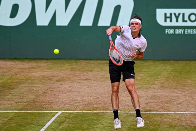Taylor Fritz (USA) schlaegt TERRA WORTMANN Open 2026, Tennis, ATP, Tennis Herren Tennis Herren 500, Turnier, Hauptfeld, Halbfinale, 20.06.2026, TERRA WORTMANN Open 2026, Tennis, ATP, Tennis Herren 500, Turnier, Hauptfeld, Halbfinale, 20.06.2026 Halle *** Taylor Fritz (USA) defeats TERRA WORTMANN Open 2026, Tennis, ATP, Mens 500, Tournament, Main Draw, Semifinals, June 20, 2026, TERRA WORTMANN Open 2026, Tennis, ATP, Mens 500, Tournament, Main Draw, Semifinals, June 20, 2026, Halle,detected_source_language Copyright: xEibner-Pressefoto RobertxGertzenx EP_RGN