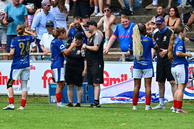 20.06.2026, Fußball, Frauen, Regionalliga, Relagation zur 2. Bundesliga, Saison 2025 2026, Holstein Kiel - 1. FC Köln, Holstein Women Trinkpause mit Trainer Stefan Fischer, Sportlicher Leiter Andre Jeschkeit Kiel, Holstein-Stadion Waldwiese, VfB Kiel Platz Schleswig-Holstein Deutschland *** June 20, 2026, Soccer, Womens, Regional League, Promotion Relegation to the 2. Bundesliga, 2025–2026 Season, Holstein Kiel 1 FC Cologne, Holstein Women’s water break with coach Stefan Fischer, sporting director Andre Jeschkeit, Kiel, Holstein Waldwiese Stadium, VfB Kiel Field, Schleswig-Holstein, Germany,detected_source_language