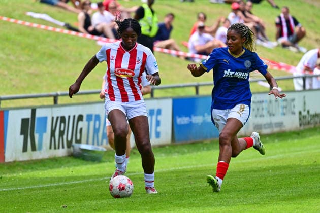 20.06.2026, Fußball, Frauen, Regionalliga, Relagation zur 2. Bundesliga, Saison 2025 2026, Holstein Kiel - 1. FC Köln, Holstein Women Toyosi Mary Doherty am Ball gegen Kiels Janine Minta Kiel, Holstein-Stadion Waldwiese, VfB Kiel Platz Schleswig-Holstein Deutschland *** June 20, 2026, Soccer, Womens, Regional League, Promotion Relegation to the 2. Bundesliga, 2025–2026 Season, Holstein Kiel 1 FC Köln, Holstein Women’s Toyosi Mary Doherty in action against Kiel’s Janine Minta, Kiel, Holstein Waldwiese Stadium, VfB Kiel Field, Schleswig-Holstein, Germany,detected_source_language