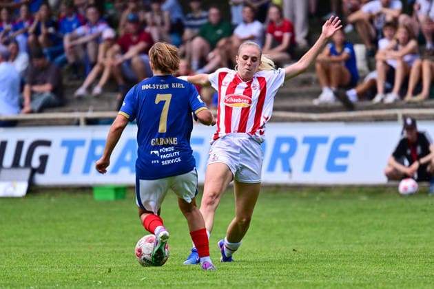 20.06.2026, Fußball, Frauen, Regionalliga, Relagation zur 2. Bundesliga, Saison 2025 2026, Holstein Kiel - 1. FC Köln, Holstein Women Samanta Julia Carone am Ball gegen Kölns Julia Schiffarth Kiel, Holstein-Stadion Waldwiese, VfB Kiel Platz Schleswig-Holstein Deutschland *** June 20, 2026, Soccer, Womens, Regional League, Promotion Relegation to the 2. Bundesliga, 2025–2026 Season, Holstein Kiel 1 FC Cologne, Holstein Women’s Samanta Julia Carone with the ball against Cologne’s Julia Schiffarth, Kiel, Holstein Waldwiese Stadium, VfB Kiel Field, Schleswig-Holstein, Germany,detected_source_language