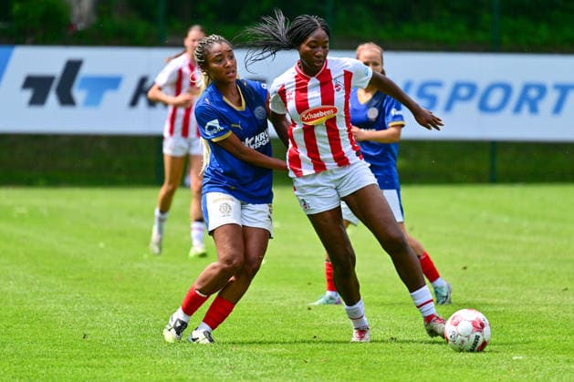 20.06.2026, Fußball, Frauen, Regionalliga, Relagation zur 2. Bundesliga, Saison 2025 2026, Holstein Kiel - 1. FC Köln, Holstein Women Toyosi Mary Doherty am Ball gegen Kiels Janine Minta Kiel, Holstein-Stadion Waldwiese, VfB Kiel Platz Schleswig-Holstein Deutschland *** June 20, 2026, Soccer, Womens, Regional League, Promotion Relegation to the 2. Bundesliga, 2025–2026 Season, Holstein Kiel 1 FC Köln, Holstein Women’s Toyosi Mary Doherty in action against Kiel’s Janine Minta, Kiel, Holstein Waldwiese Stadium, VfB Kiel Field, Schleswig-Holstein, Germany,detected_source_language