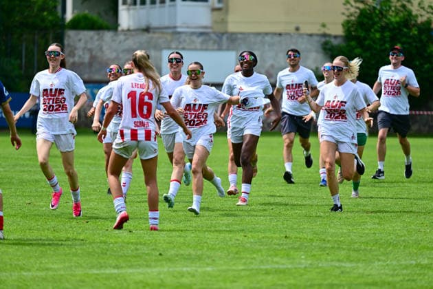 20.06.2026, Fußball, Frauen, Regionalliga, Relagation zur 2. Bundesliga, Saison 2025 2026, Holstein Kiel - 1. FC Köln, Holstein Women Aufstiegsjubel der Kölner Frauen Kiel, Holstein-Stadion Waldwiese, VfB Kiel Platz Schleswig-Holstein Deutschland *** June 20, 2026, Soccer, Womens, Regional League, Promotion Playoffs to the 2. Bundesliga, 2025–2026 Season, Holstein Kiel vs. 1. FC Köln, Holstein Women