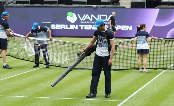 mit Laubbläsern wird der Rasen vom Regen getrocknet VANDA Pharmaceuticals Berlin Tennis Open Damen 20.06.2026 *** Leaf blowers are used to dry the lawn after rain Sports VANDA Pharmaceuticals Berlin Tennis Open Womens 20 06 2026,detected_source_language