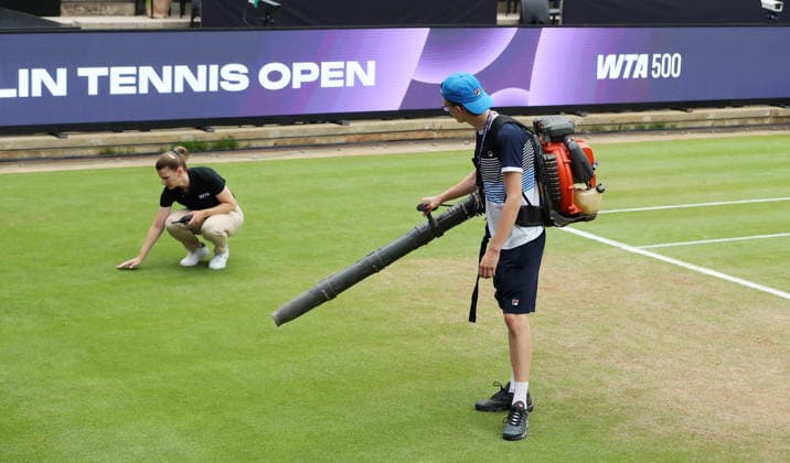 Schiedsrichterin testet die Nässe auf dem Boden, mit Laubbläsern wird der Rasen vom Regen getrocknet VANDA Pharmaceuticals Berlin Tennis Open Damen 20.06.2026 *** The referee checks how wet the ground is; leaf blowers are used to dry the grass after the rain. Sports