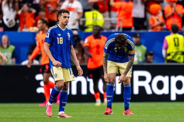 260620 Yasin Ayari and Victor Nilsson Lindelöf of Sweden look dejected after 1-0 during the FIFA World Cup, WM, Weltmeisterschaft, Fussball 2026 football match between Netherlands and Sweden on June 20, 2026 in Houston. Photo: Petter Arvidson BILDBYRAN kod PA PA1246 bbeng fotboll football soccer fotball vm fotbolls-vm fotball-vm fotbolls-vm 2026 fifa world cup 2026 sverige sweden sverige a netherlands nederländerna depp *** June 20, 2026  Copyright: PETTERxARVIDSON BB260620PA073