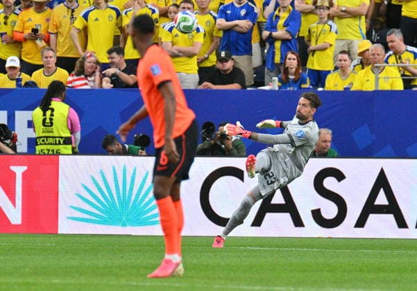 FIFA World Cup, WM, Weltmeisterschaft, Fussball 2026 - Group F - Netherlands vs Sweden Sweden goalkeeper Kristoffer Nordfeldt in action during the FIFA World Cup 2026 group stage match Netherlands against Sweden, in Houston, USA, 20 June 2026. HOUSTON United States  Copyright: xSAMxWASSONx