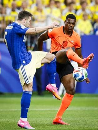 HOUSTON - (lr) Gabriel Gudmundsson of Sweden, Denzel Dumfries of the Netherlands during the FIFA World Cup, WM, Weltmeisterschaft, Fussball 2026 Group F match between the Netherlands and Sweden at Houston Stadium on June 20, 2026 in Houston, United States. KOEN VAN WEEL ANP FIFA World Cup 2026 group stage 2026 xVIxANPxSportx xxANPxIVx 561522116 originalFilename: 561522116.jpg
