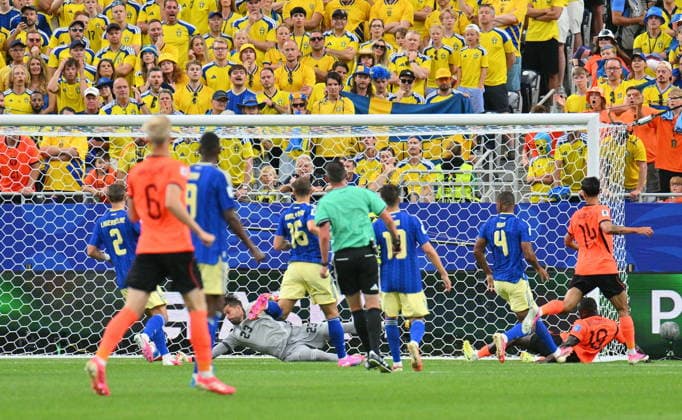 FIFA World Cup, WM, Weltmeisterschaft, Fussball 2026 - Group F - Netherlands vs Sweden Brian Brobbey of Netherlands (R) scores the 2-0 goal during the FIFA World Cup 2026 group stage match Netherlands against Sweden, in Houston, USA, 20 June 2026. HOUSTON United States  Copyright: xSAMxWASSONx