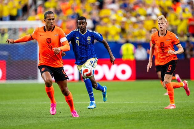 260620 Alexander Isak of Sweden against Virgil Van Dijk and Jan Paul Van Hecke of Netherlands during the FIFA World Cup, WM, Weltmeisterschaft, Fussball 2026 football match between Netherlands and Sweden on June 20, 2026 in Houston. Photo: Ludvig Thunman BILDBYRAN kod LT PA1246 bbeng fotboll football soccer fotball vm fotbolls-vm fotball-vm fotbolls-vm 2026 fifa world cup 2026 sverige sweden sverige a netherlands nederländerna *** June 20, 2026  Copyright: LUDVIGxTHUNMAN BB260620LT031