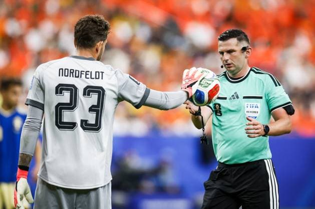 HOUSTON - (lr) Sweden goalkeeper Kristoffer Nordfeldt signals a deflated ball to referee Michael Oliver during the 2026 FIFA World Cup, WM, Weltmeisterschaft, Fussball Group F match between the Netherlands and Sweden at Houston Stadium on June 20, 2026, in Houston, United States. KOEN VAN WEEL ANP FIFA World Cup 2026 group stage 2026 xVIxANPxSportx xxANPxIVx 561522439 originalFilename: 561522439.jpg