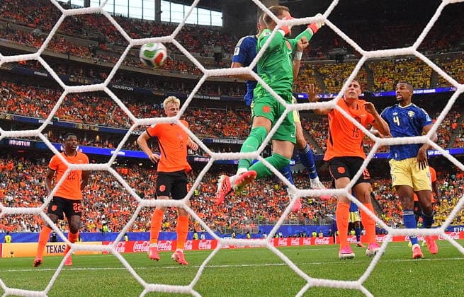 FIFA World Cup, WM, Weltmeisterschaft, Fussball 2026 - Group F - Netherlands vs Sweden Gustaf Lagerbielke of Netherlands (C-L) and Sweden goalkeeper Kristoffer Nordfeldt (C-R) in action during the FIFA World Cup 2026 group stage match Netherlands against Sweden, in Houston, USA, 20 June 2026. HOUSTON United States  Copyright: xSAMxWASSONx