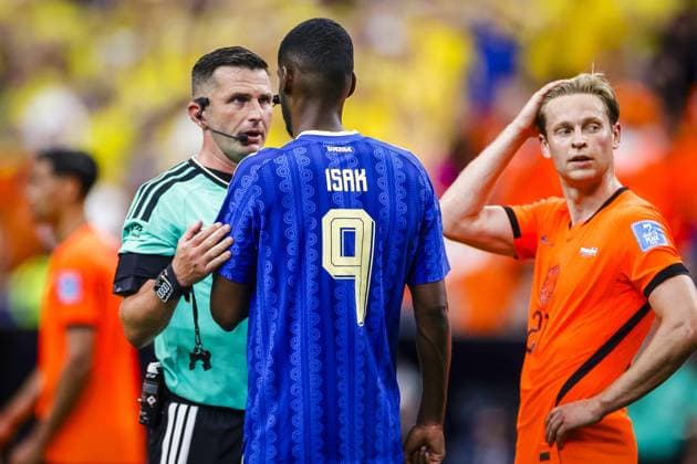 HOUSTON, 20-06-2026, Houston Stadium, Match between The Netherlands and Sweden. Picture shows referee Michael Olivier , Sweden player Alexander Isak Netherlands - Sweden (World Cup 2026)  x204503133x Copyright: